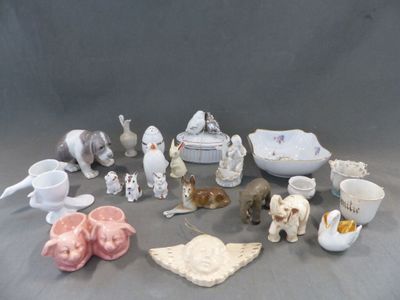 beaucoup de petites figurines qui se trouvent sur la table