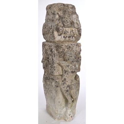 une sculpture en pierre représentant une tête sur fond blanc