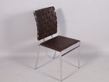 fauteuil en cuir marron avec structure chromée et assise, sur fond blanc