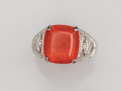 Bague ajourée en or gris 750°/°° (18K), sertie d'une opale d…