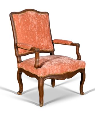une image représentant une chaise dont l'assise est recouverte d'un tissu orange
