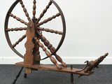 un rouet posé sur un support au sol
