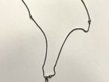un gros plan sur un collier en argent orné d'une croix