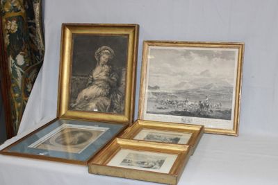 trois photos encadrées posées sur une table recouverte d'une nappe blanche