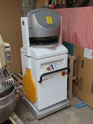 une machine posée à côté de quelques cartons