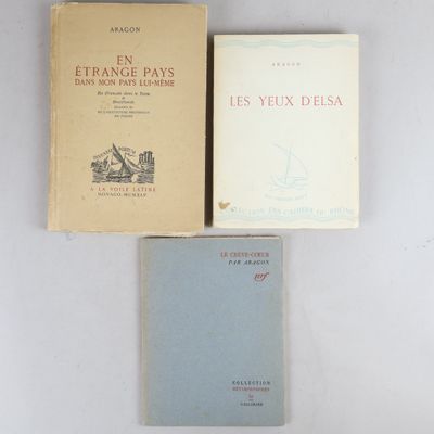trois livres posés sur une table blanche, l'un à côté de l'autre