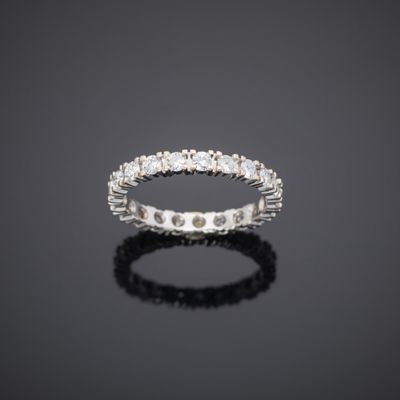 une bague d'éternité en or blanc et diamants
