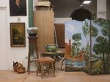 une pièce dont les murs sont ornés de tableaux