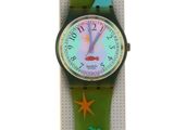 une montre posée sur une surface blanche