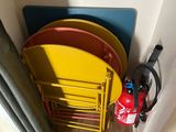une pile d'assiettes et un extincteur à côté d'une borne d'incendie