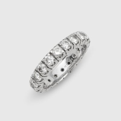 gros plan d'une bague en diamant sur fond blanc
