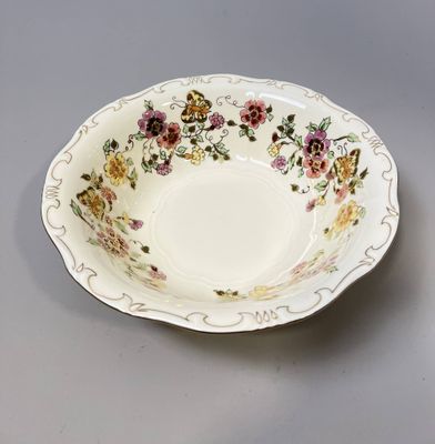 SZOLNAY (HONGRIE), Plat creux en porcelaine émaillée polychr…