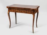 une petite table en bois surmontée d'un tiroir