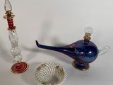 trois objets en verre posés sur une table