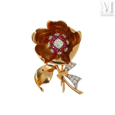 une photo d'une broche en forme de fleur en or et diamants