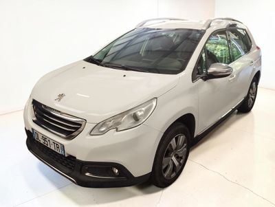 La petite voiture blanche est garée dans la pièce blanche.