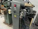 une machine qui se trouve dans une pièce, à côté d'autres machines