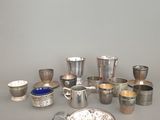 beaucoup de tasses et de cuillères en argent sur la table