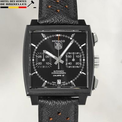 un gros plan d'une montre au cadran noir et au bracelet en cuir noir