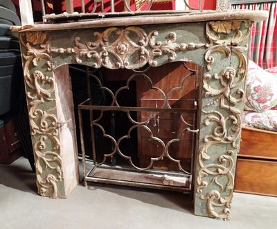 une cheminée ornée d'un motif décoratif dans une pièce