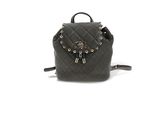 sac à dos noir matelassé, avec des détails métalliques et des boucles sur le devant