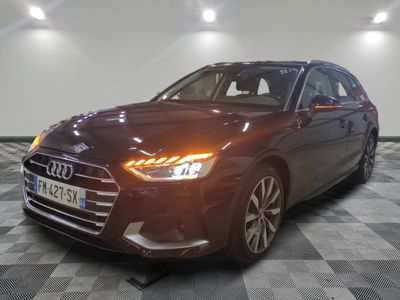 l'avant d'une Audi marron posée sur un sol à damier