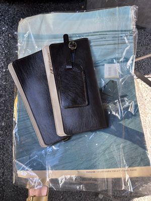 un portefeuille et un téléphone portable posés sur un livre