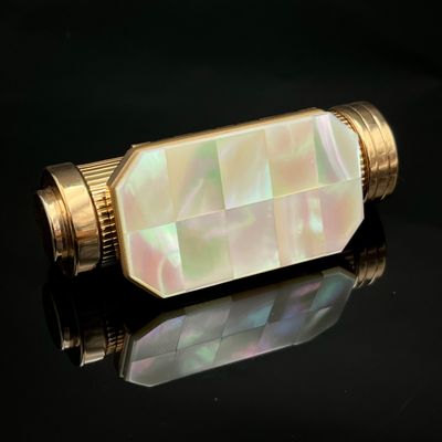 une image représentant un briquet orné de nacre