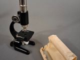 un microscope posé à côté d'une feuille de papier