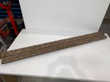 un gros plan sur un morceau de bois posé sur une table
