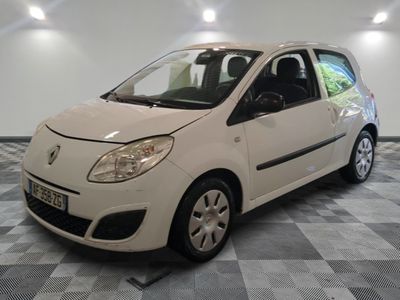 la photo d'une petite voiture blanche garée dans un garage