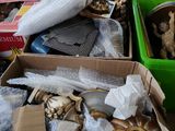 Des cartons contenant divers objets sont posés sur une table dans une pièce