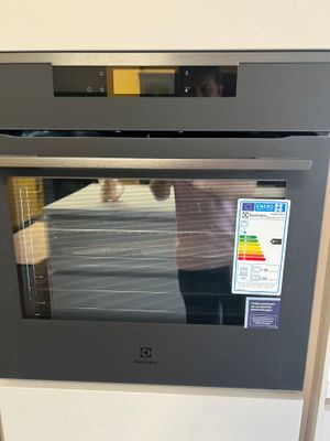 une personne en train de prendre une photo d'un four dans la cuisine