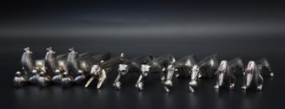 un ensemble de figurines en argent alignées les unes à côté des autres