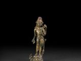 une image représentant une statue en bronze d'un homme tenant une épée