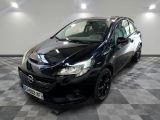 la photo d'une voiture noire garée dans un garage