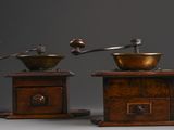 paire de moulins à café anciens en bois, avec des couvercles en laiton et des tiroirs en bois
