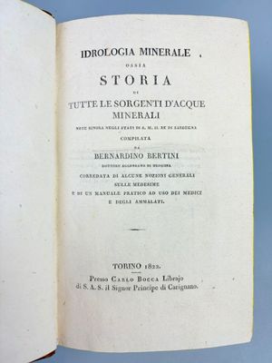 un livre ouvert posé sur une table, sur fond bleu