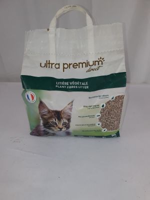 un sac de litière pour chat posé sur une table blanche