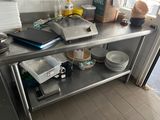 une table dans la cuisine sur laquelle sont posés plusieurs plats