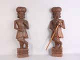 paire de figurines en bois sculpté représentant un homme et une femme, l'un muni d'une canne