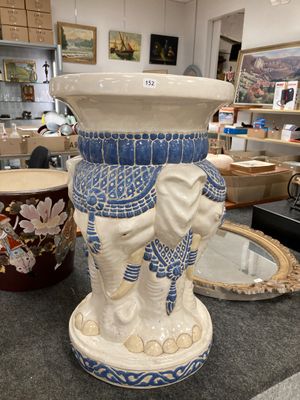 un vase orné d'un éléphant, posé sur une table
