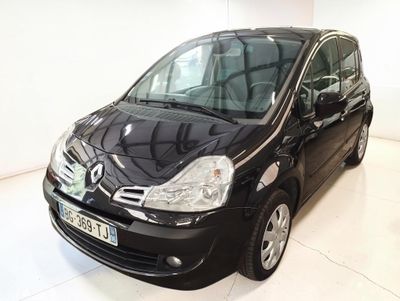 la photo d'une petite voiture noire garée dans une pièce