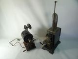 une paire de machines à coudre anciennes en fonte, exposées sur un fond blanc