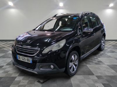 la voiture noire est garée sur un sol en damier dans le garage