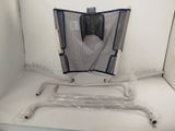 un photomaton blanc avec une chaise à l'intérieur