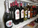 de nombreuses bouteilles de vin sur les rayons d'un magasin
