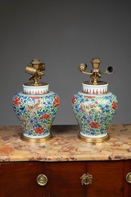 paire de vases orientaux reposant sur un socle en marbre et dotés de ferrures en laiton