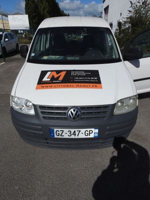 une camionnette blanche garée dans un parking