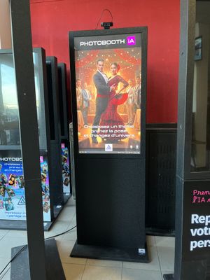 un panneau au milieu du sol sur lequel est écrit « photomaton n° 4 »